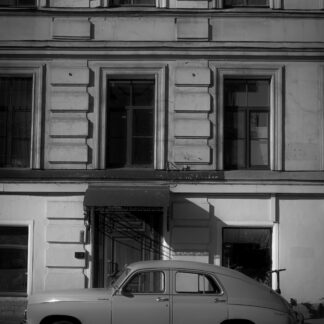 Авто у стены
